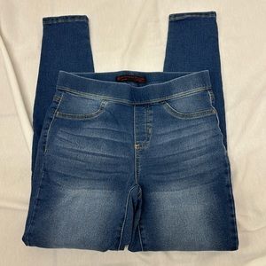No Boundaries Jeans with Stretchy Waist Size M (7-9)